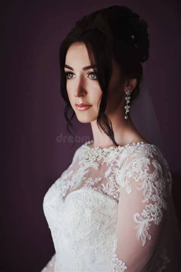 A gorgeous brunette bride is pictured crying | Source: Shutterstock