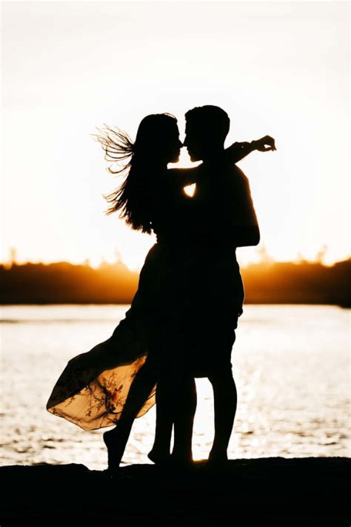A picture of a couple at sunset. | Source: Unsplash.com