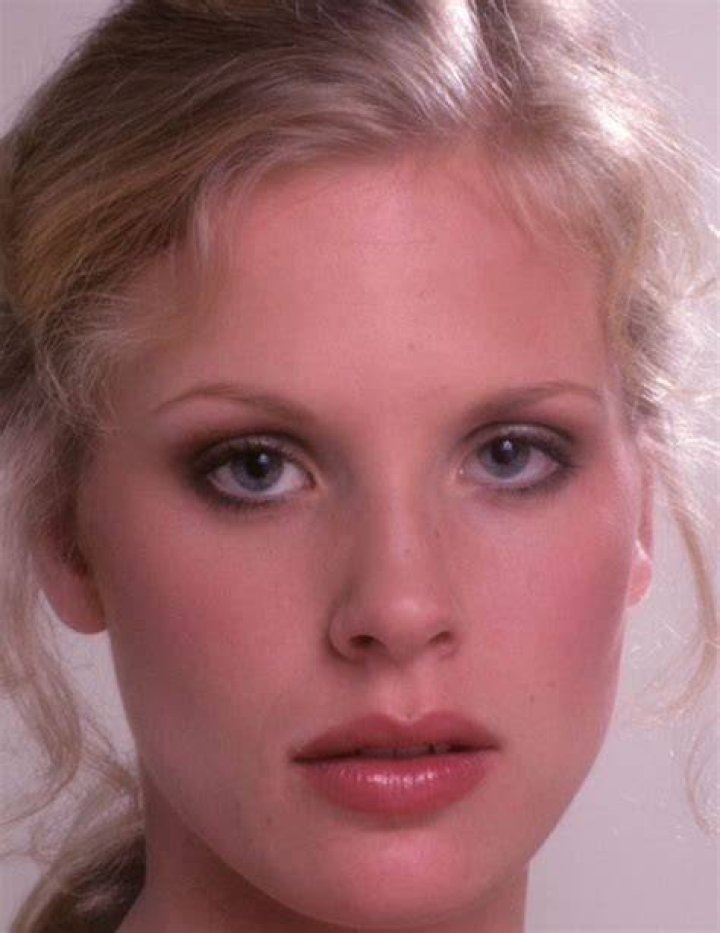 A portrait of Dorothy Stratten holding a pen over a copy of Playboy magazine on May 01, 1980 | Photo: Getty Images