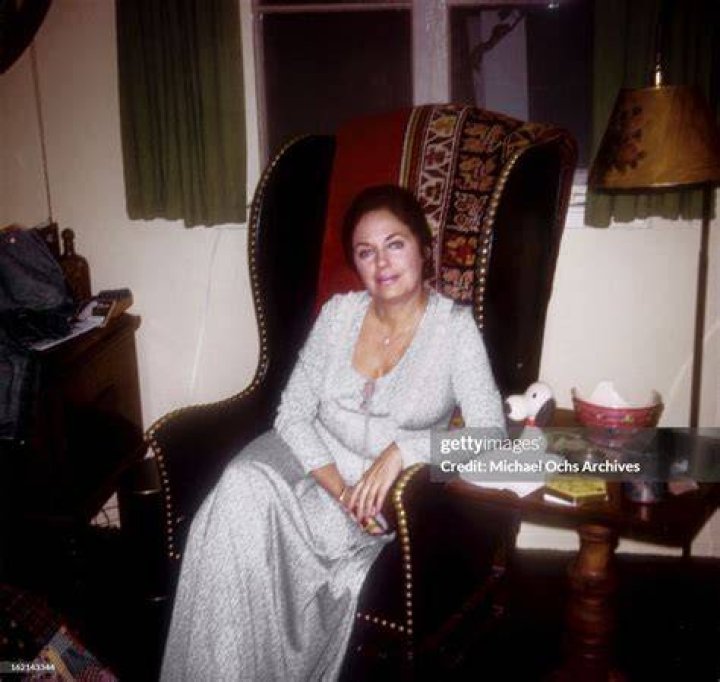 Actress Evelyn Ward (mother of David Cassidy) poses for a portrait at home in October 1972 in Los Angeles, California. | Source: Getty Images