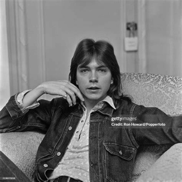 American singer and actor David Cassidy sits with his arm around his mother, actor Evelyn Ward | Source: Getty Images
