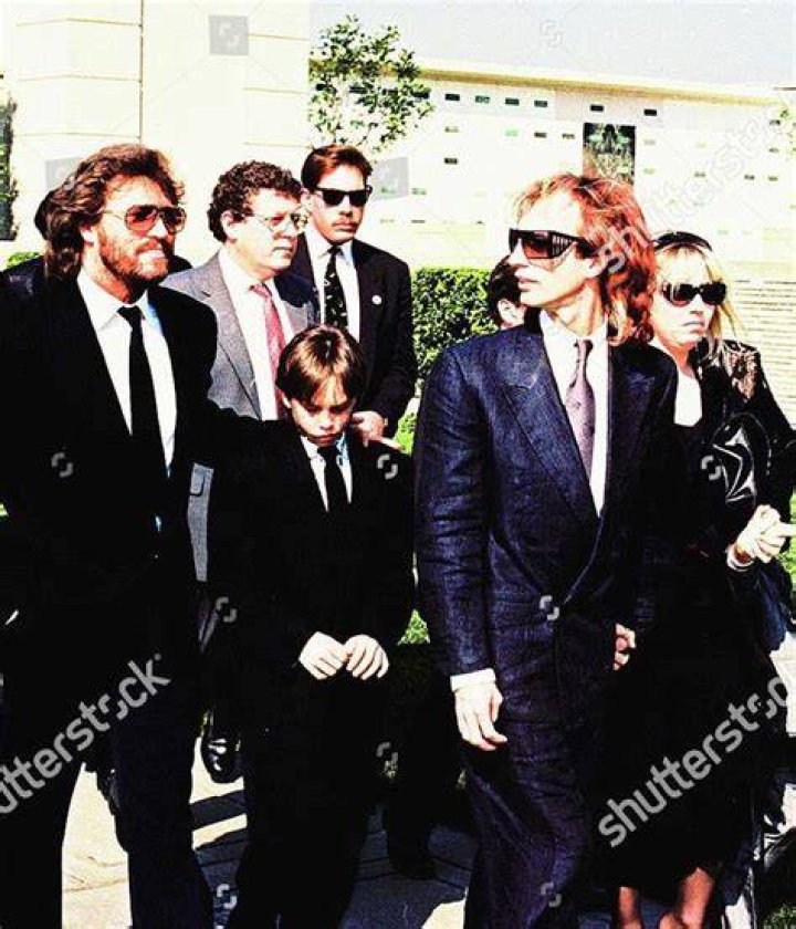 Andy Gibb Funeral (Barry Gibb) 1988 V&iacute;deo Dailymotion