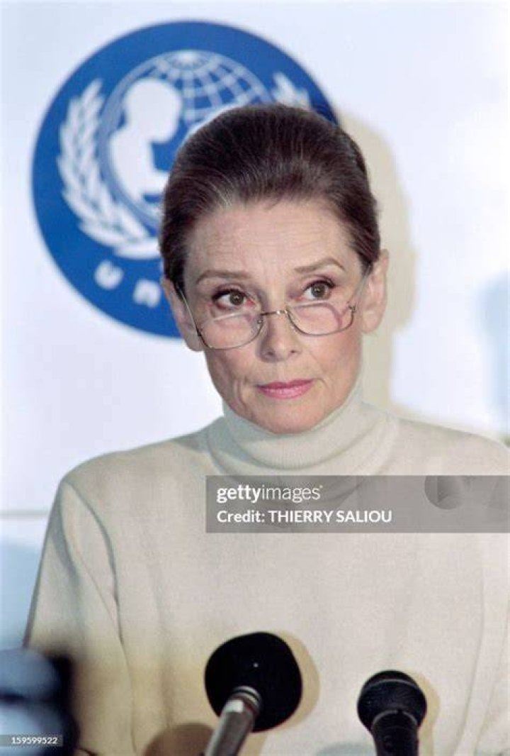 Audrey Hepburn gives a press conference after her return from Somalia in London on September 29, 1992 | Source: Getty Images