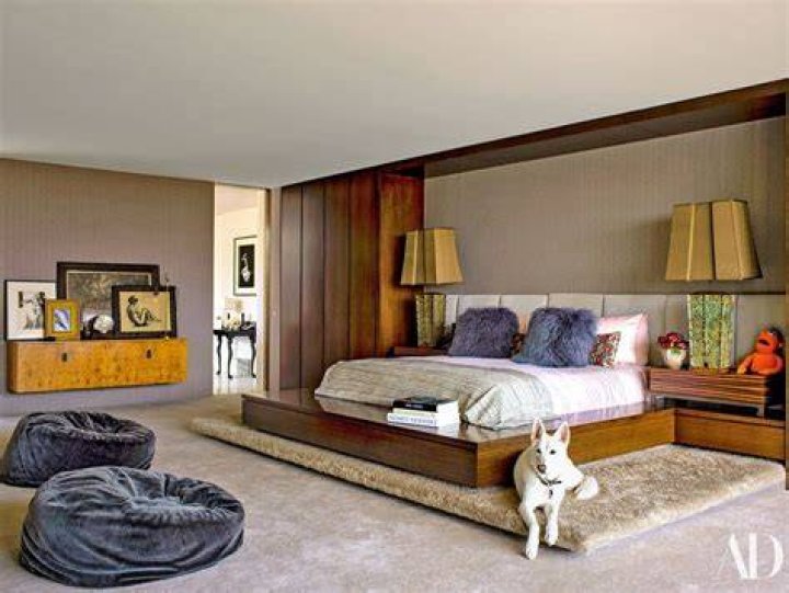 Bedroom of Jennifer Aniston and Justin Theroux's LA home. | Photo: YouTube/Architectural Digest