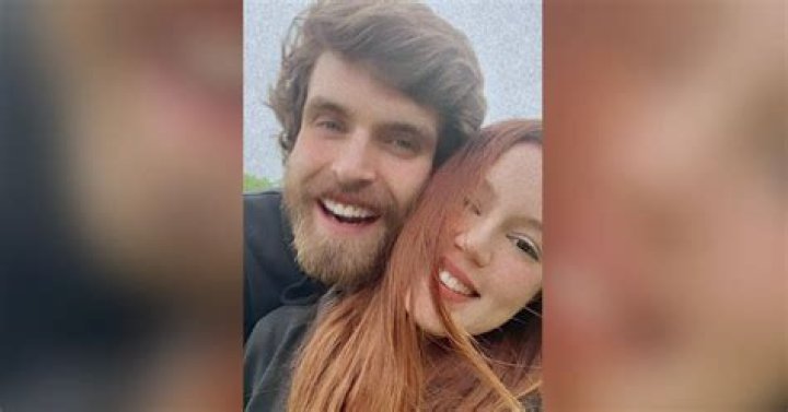 Brian Hanvey hugging Jess Caroline in a selfie shown on '90 Day Diaries' Season 3.