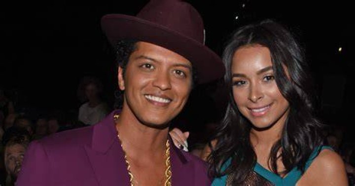 Bruno Mars kisses longtime girlfriend in sweet pic