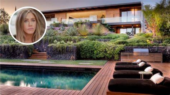 Fountain area of Jennifer Aniston and Justin Theroux's LA home. | Photo: YouTube/Architectural Digest