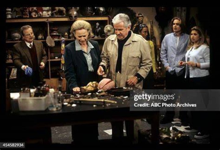 Francis McCarthy, Bonnie Bartlett, William Daniels, Will Friedle, Danielle Fishel, Trina McGee in "Boy Meets World," 1999 | Source: Getty Images