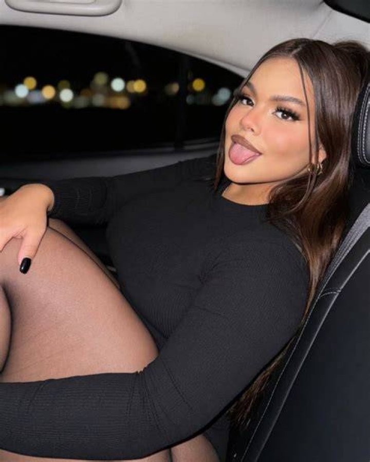 Gracie Bon demuestra su amor por sus fans modelando novedoso traje playero