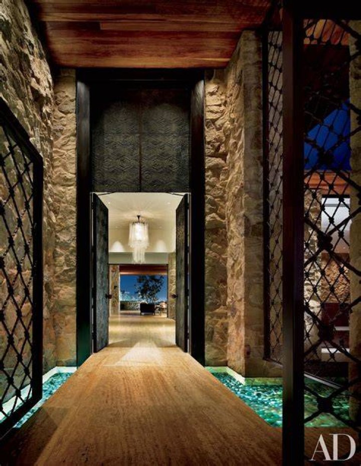Inside of Jennifer Aniston and Justin Theroux's LA home. | Photo: YouTube/Architectural Digest
