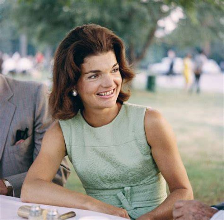 Jacqueline Kennedy Onassis at the New York Harbor as she returns to the Big Apple from Staten Island on July 31, 1976 | Source: Getty Images
