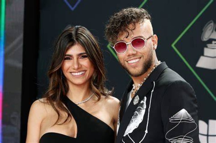 Jhay Cortez Talks &lsquo;Timelezz&rsquo; & Plays Couples Trivia With Mia Khalifa at 2021 Latin Grammys