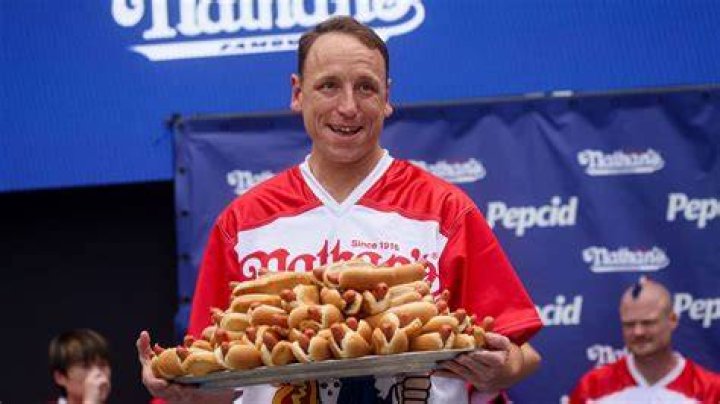 Joey Chestnut at the 2012 World Poutine Eating Championship in Toronto, Ontario | Source: Wikimedia Commons/ AtomicRED