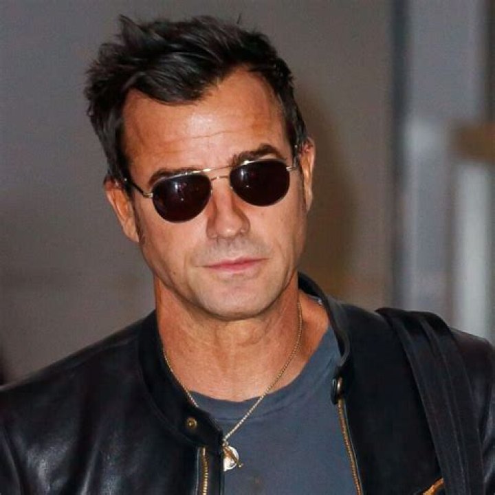 Justin Theroux outside his LA home with his power bikes. | Photo: YouTube/Architectural Design