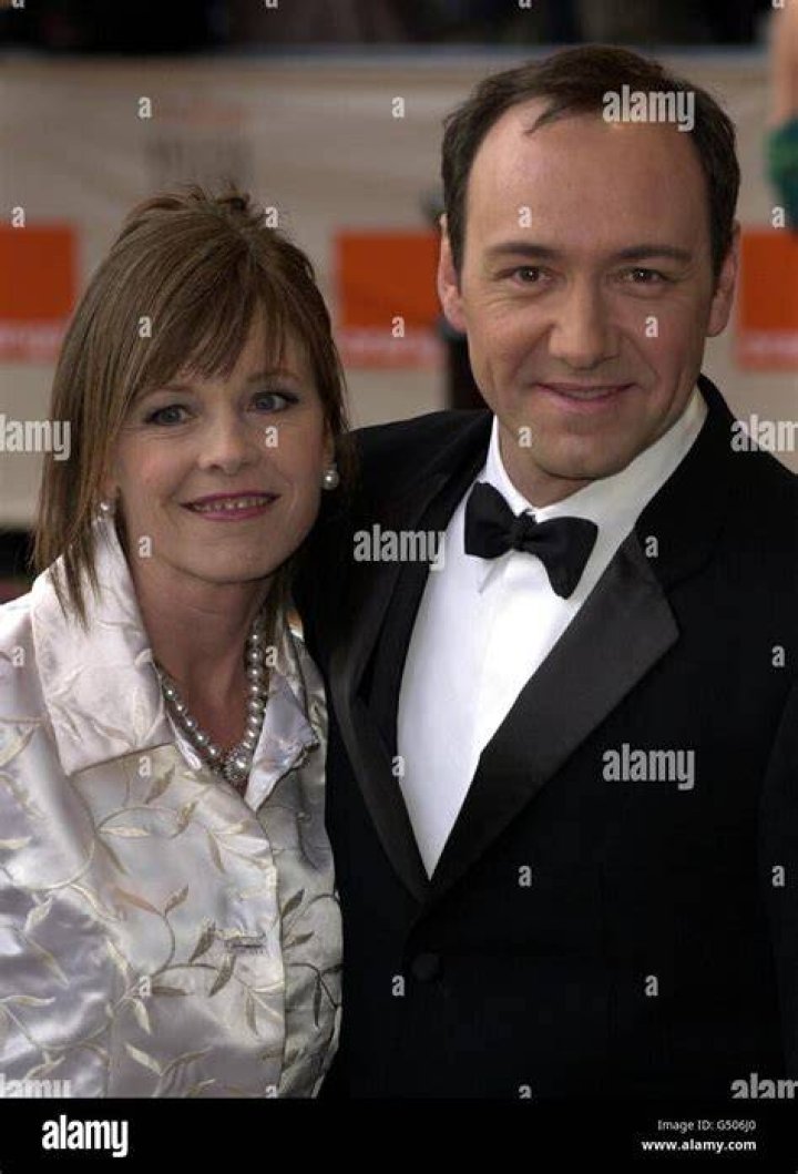 Kevin Spacey and Dianne Dreyer arrive at the 72nd Annual Academy Award at the Shrine Auditorium in 2000 in Los Angeles, California. | Source: Getty Images