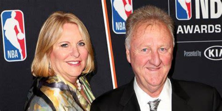 Larry Bird, his wife Dinah, and son Connor at the Larry Bird Night at the Boston Garden on February 4, 1993 | Source: Getty Images