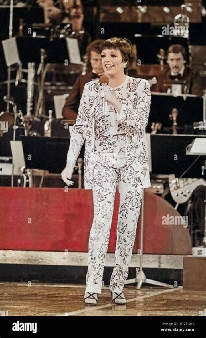  Liza Minnelli performing at the Boston Music Hall in Boston on October 7, 1973. | Source: Getty Images 