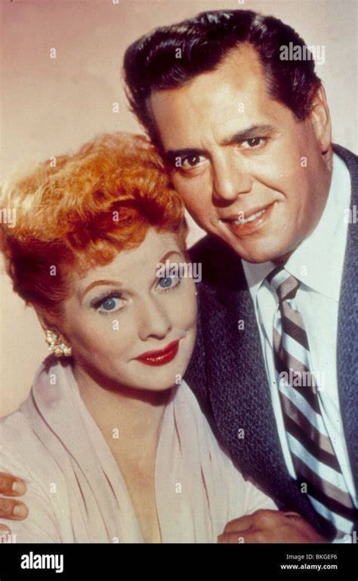 Lucille Ball and Desi Arnaz pose with their son Desi Arnaz Jr. at their home in California on January 1953 | Photo: Getty Images