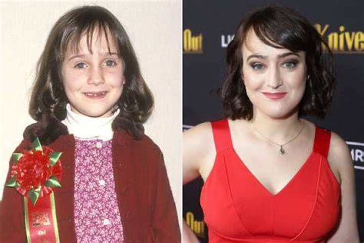 Mara Wilson at the 63rd Annual Hollywood Christmas Parade on November 27, 1994 | Source: Getty Images