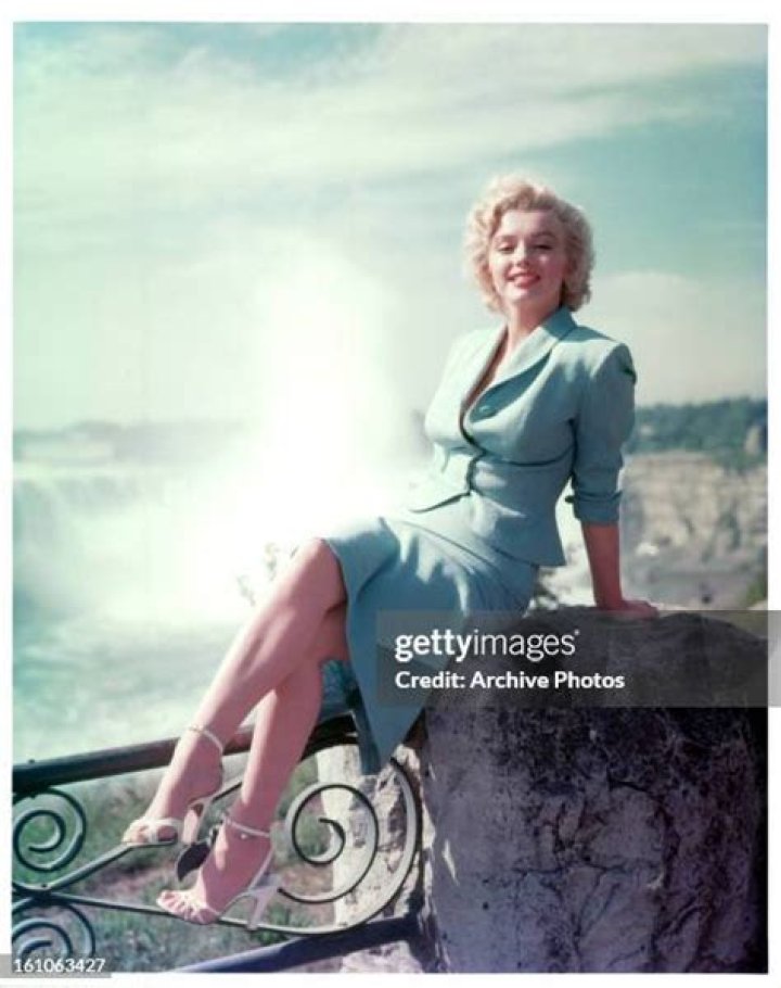 Marilyn Monroe posing for a photograph | Source: Getty Images