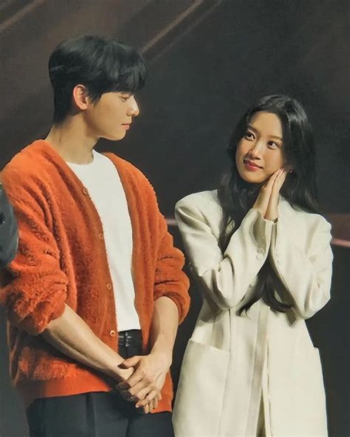 Moon Ga Young et Cha Eun Woo forment un couple parfait lors d'un rendezvous au bord de la mer
