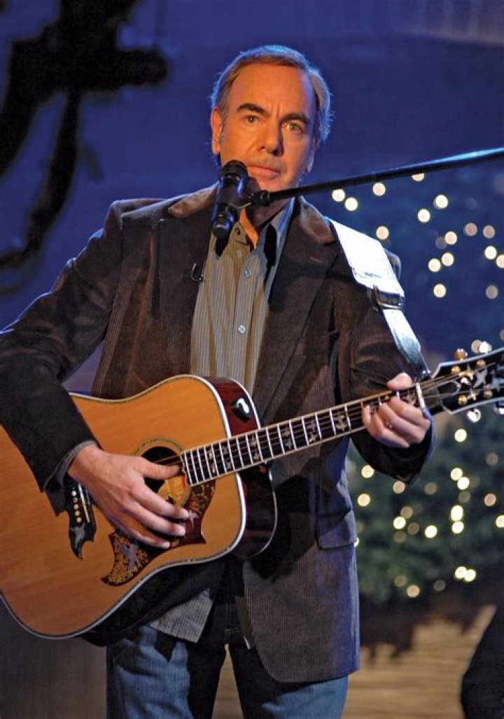 Neil Diamond posing for a portrait in California, 1980 | Source: Getty Images