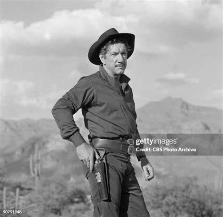 Richard Boone as Paladin and guest star Patricia Medina from the television program "Have Gun, Will Travel" on June 24, 1960 | Photo: Wikimedia/eBay
