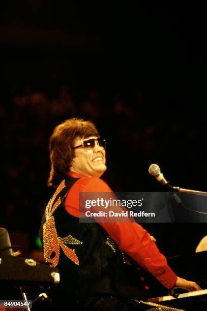 Ronnie Milsap performing at the "Solid Gold" TV show | Source: Getty Images