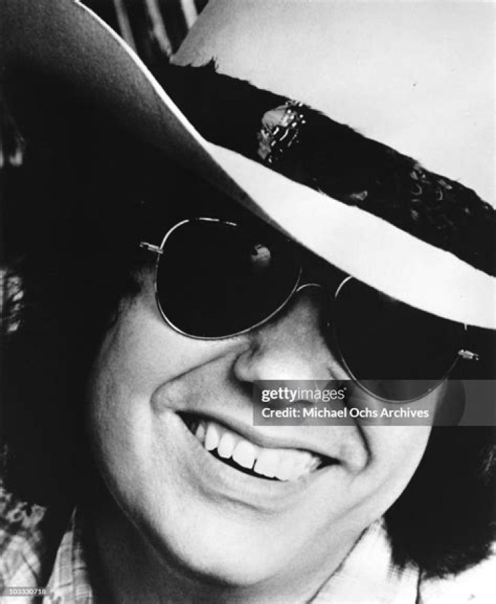 Ronnie Milsap poses for a picture in a fringe white shirt | Source: Getty Images