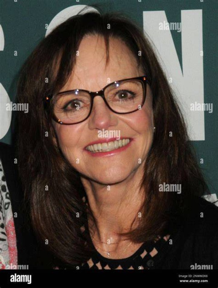 Sally Field signs copies of her new book "In Pieces" at Indigo Bay & Bloor on October 9, 2018 in Toronto, Canada [Left]. Johnny Carson at "The Tonight Show" circa 1970 [Right]: | Photo: Getty Images