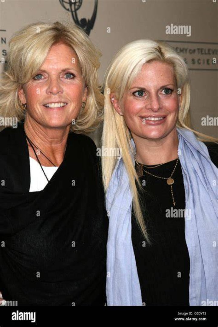 TV Moms Meredith Baxter and Jo Marie Payton compete with audience members in a trivia contest on "Good Morning America" on May 16, 2015. | Source: Getty Images
